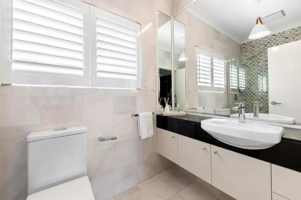 Unit 8 Nereus Stunning And Sophisticated 3 Bedroom Apartment With View Sunshine Beach
